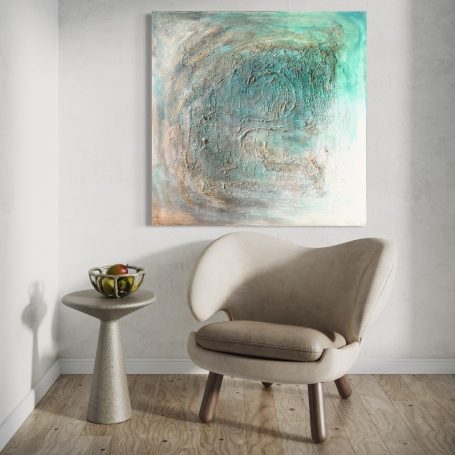Gemütliche Ecke mit beigem Sessel, Tisch und abstraktem Kunstwerk an der Wand.
